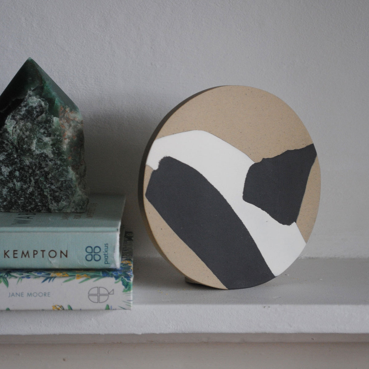 Circle-Vase-Black-White-01