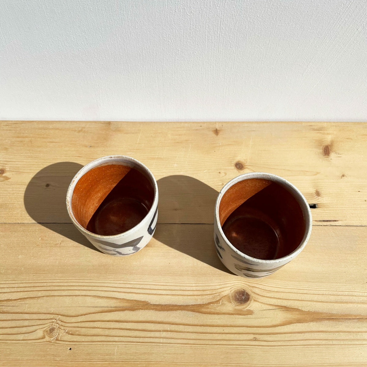 tea-tumbler-ceramic-cloud-white-glaze-blue-illustration-rusty-orange-inside