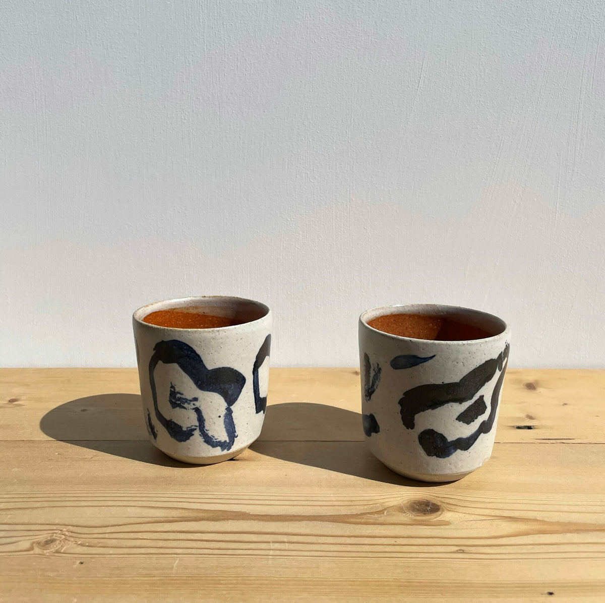 tea-tumbler-ceramic-cloud-white-glaze-blue-illustration-rusty-orange-inside