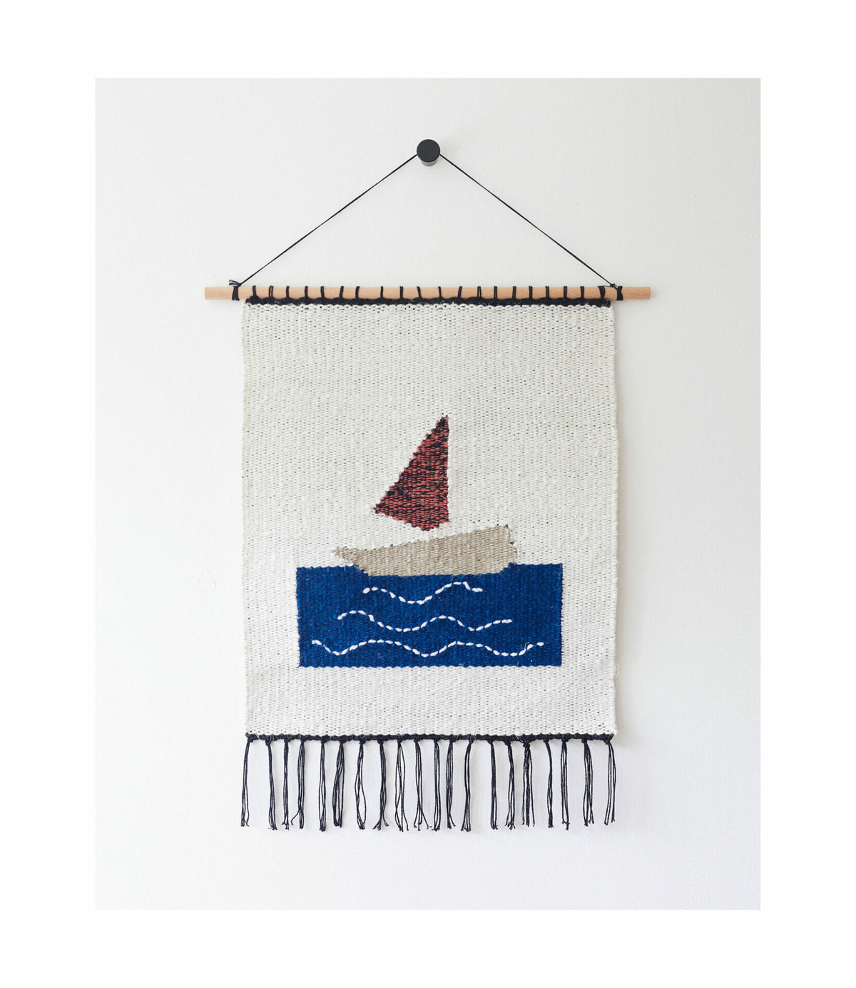vene-wall-hanging-tapestry-art-sailing-boat-on-sea-blue-white-red