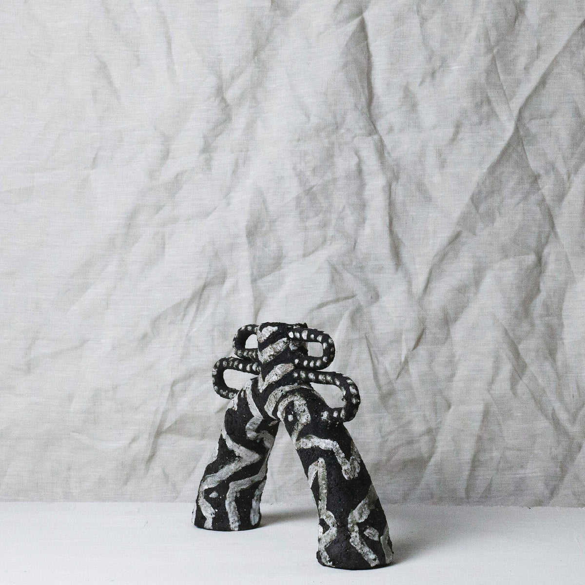 gazelle-vase-clay-monochrome