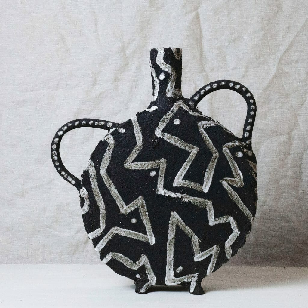 black-vase-I-monochrome-clay-white-geometric-patternbc