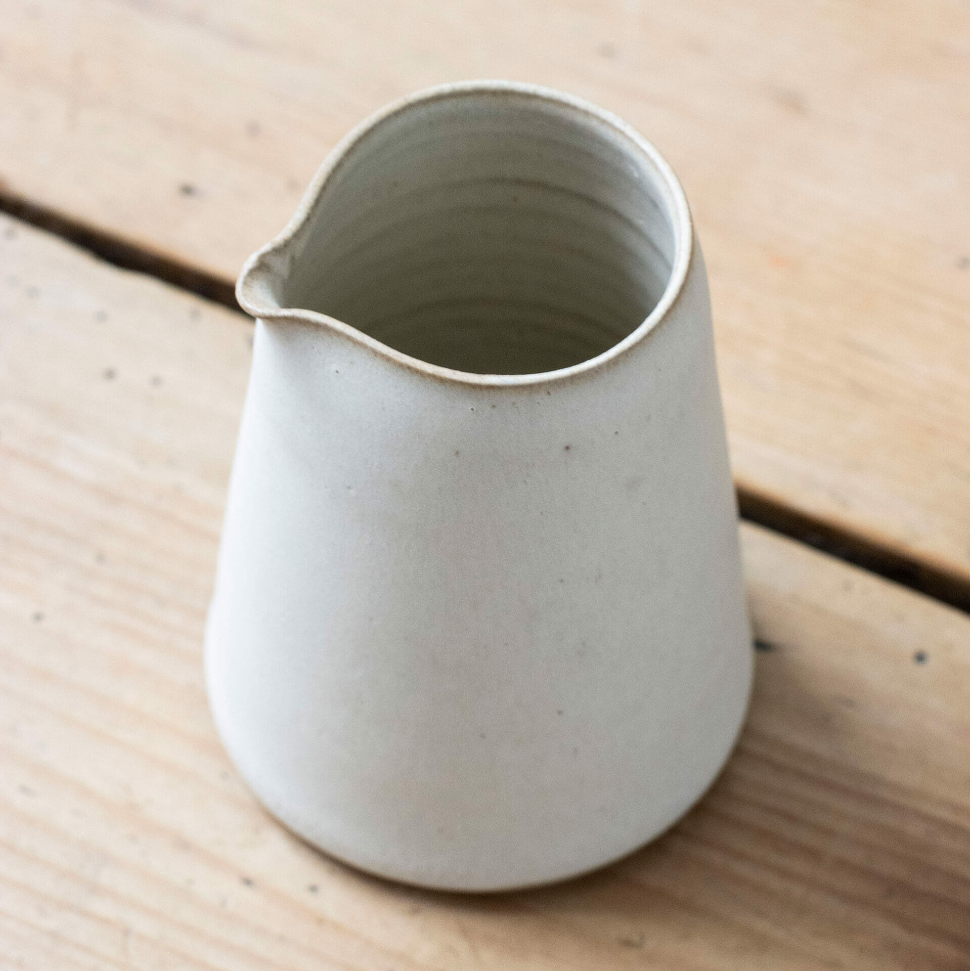 small-pourer-warm-white-ceramic-tableware